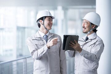 笑顔で並ぶ作業員チーム