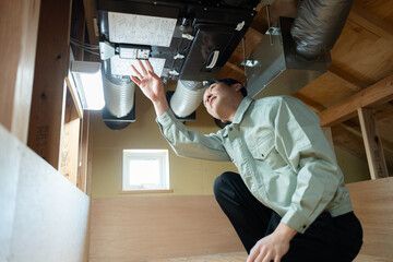先輩と一緒に道具の使い方を学ぶ