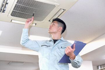 プロとして屋上設備を点検する作業員
