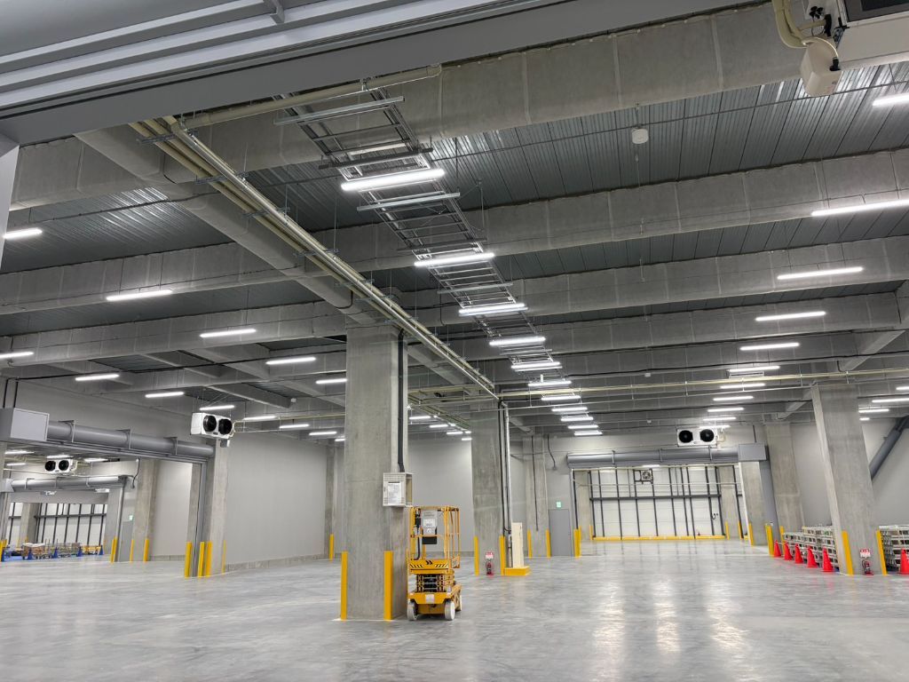 大型倉庫内空調設備の施工現場