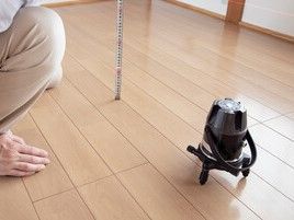 床での墨出し・レーザー測定作業