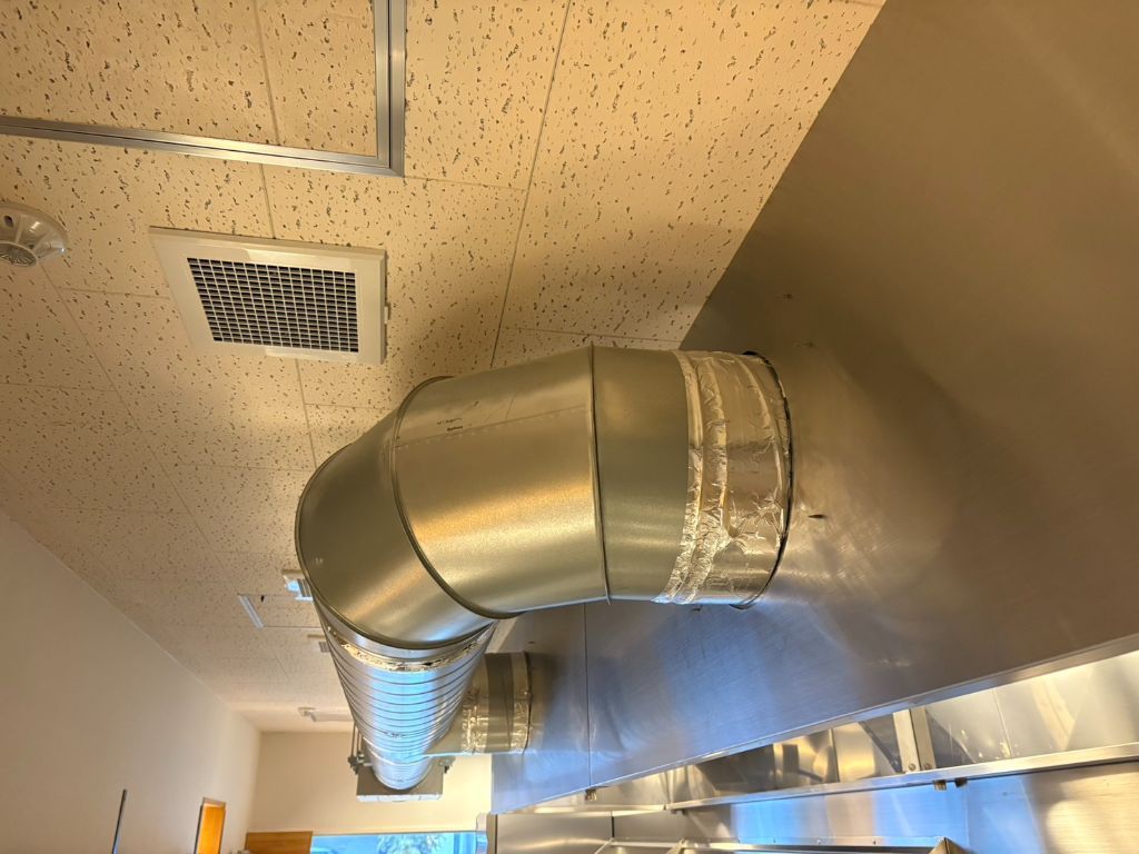 空調配管ルートの施工作業